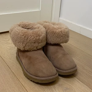 Uggs Bailey Button - Äkta Uggs i använt men bra skick! Går att vika ner eller upp💗