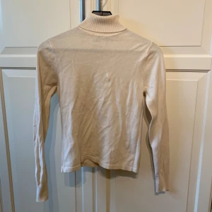 Polotröja i cream färg  - En turtle neck med bra kvalitet 