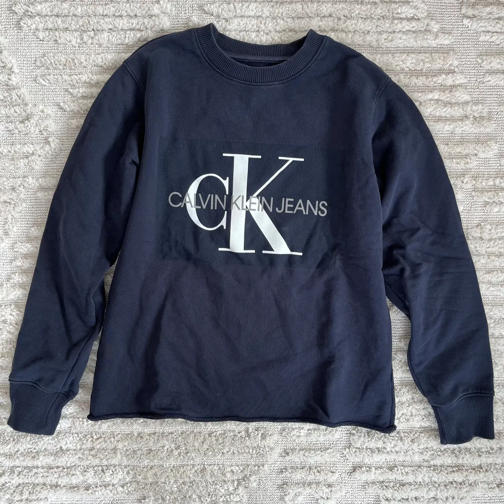 Marinblå sweatshirt från Calvin Klein. Tröjor & Koftor.