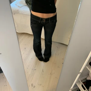Jeans - Säljer dessa assnygga lågmidjade jeans. Strlk 36, nyskick. ❤️