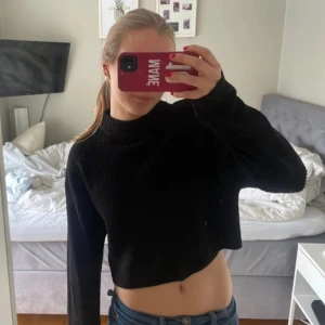 SVART STICKAD TRÖJA - Säljer denna svarta stickade tröjan från H&M! Den har används väl och har inga defekter 🖤 Priset kan diskuteras vid snabb affär ⚡️