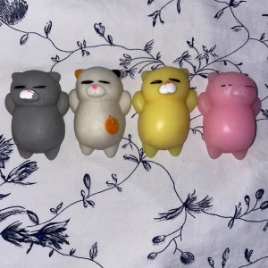 5 söta mochi katter - 5 mochi de har inga skador och är nästan helt oanvända, pris kan diskuteras 