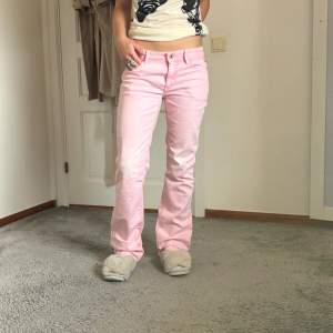 Hej💕Säljer dessa ascoola ljusrosa jeans från replay 💗Innerbenslängden är 78 cm och midjemåttet är 39 cm . Kan mötas upp i Stockholm 