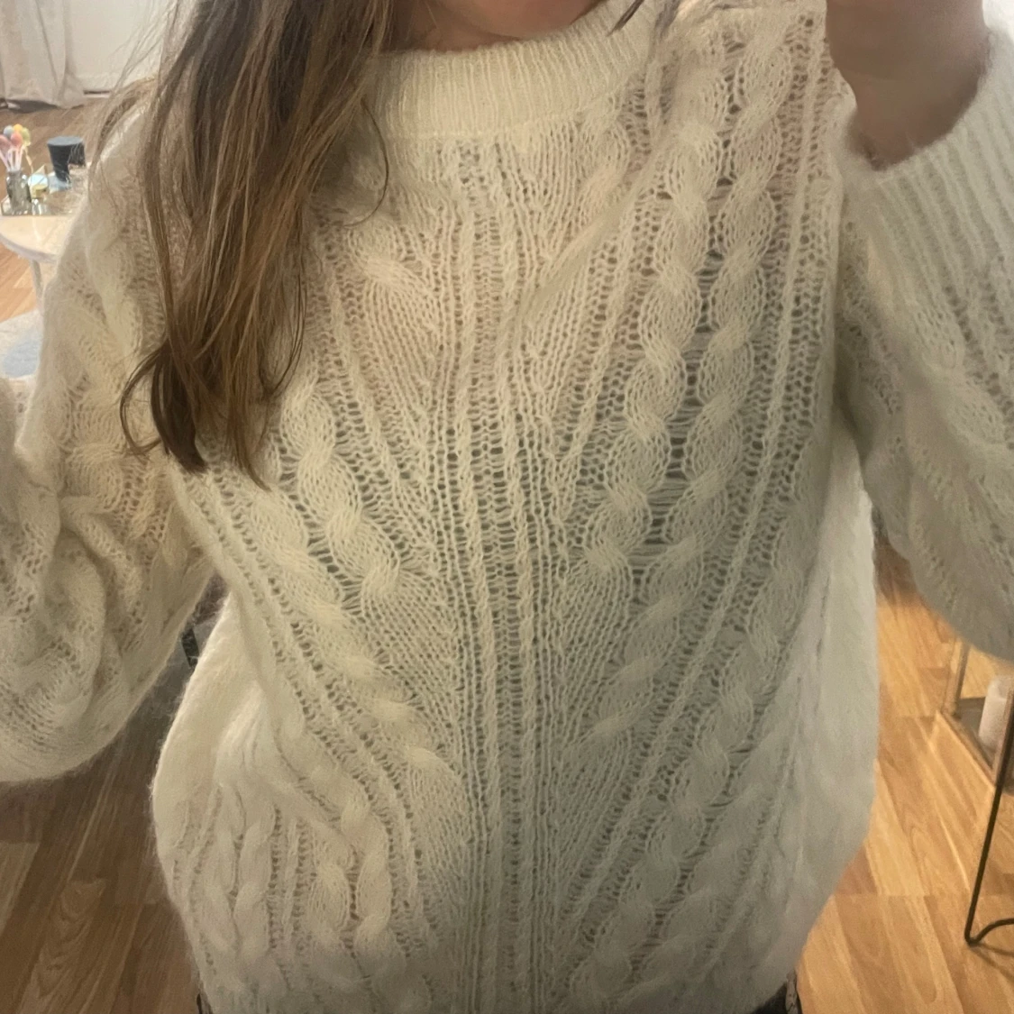 Vit stikadtröja 