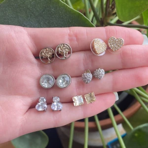 Olika små örhängen - 10kr/par. Mängdrabatt. Skicka meddelande för bättre bilder. Om du vill ha ett par skriv så lägger jag upp dem i en egen annons!