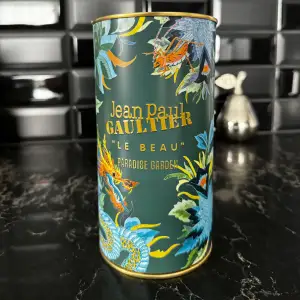 Säljer nu Jean paul gaultier PARADISE GARDEN vilket är den senaste i  ”LE BEAU” serien.  Parfymen är 125 ml använt 3 sprut så cirka 124 ml kvar.  Säljer den eftersom att den var lite för söt för min smak!  Nypris: 1435 Mitt pris: 1200