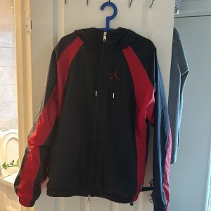 Air Jordan vindjacka  - En clean vårjacka i storlek L, bra skick och använt fåtal gånger. Köpt i London på footlocker😀👍