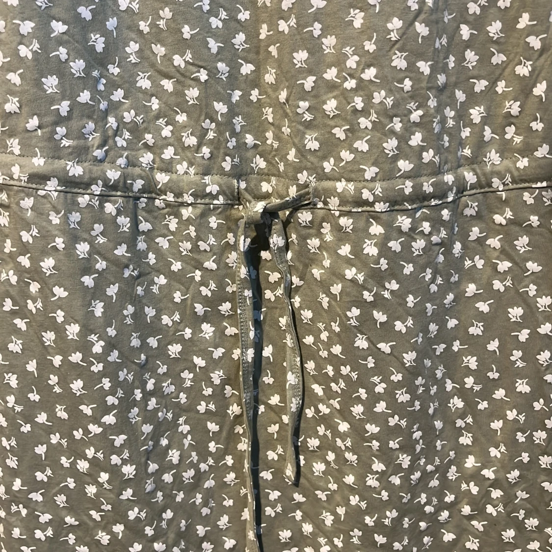 Olivgrön med vita blommor - 90