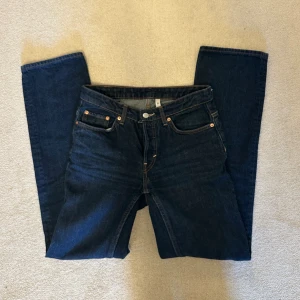 Mid Rise Jeans  - Säljer mid rise straight jeans. Köpt på weekday för några år sedan, sparsamt andvända. ☺️💕 tryck gärna på köp nu och skriv om du har några frågor 💕