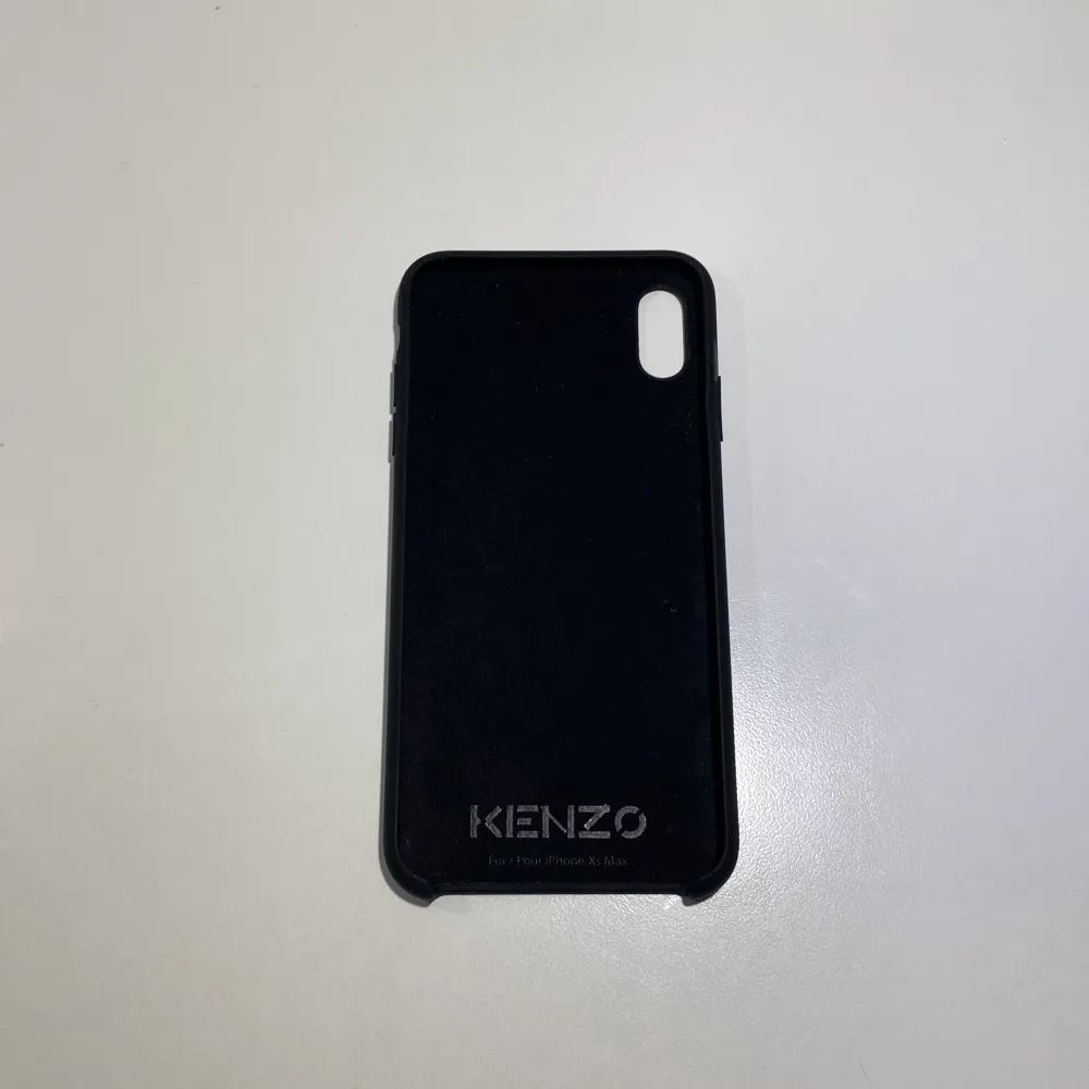 Nyskick, aldrig använt! Väldigt snyggt skal från Kenzo som passar till iPhone Xs Max (se bild 3) Släpper billigt för 150kr, vid snabb affär kan jag gå ner i pris.. Övrigt.