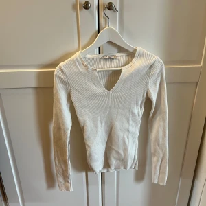 Stickad tröja  - Tröja från nakd, använd ett fåtal gånger och är i mycket fint skick!