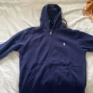 Raulph lauren navy zip hoodie - Storlek M men passar för L också, inte användbar för mig kan frakta och diskutera pris vid snabbaffär