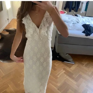 Zara klänning - SÅ fin spetsklänning från Zara. Nyskick med lappen kvar. Perfekt till student/midsommar. (Lånade bilder) Skriv vid frågor!