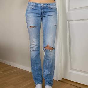 Skitballa jeans från Replay!!⭐️⭐️ Köpta secondhand och har gjort hålen själv💕💕 superfin färg 🩵 typ torkad målarfärg längst ner bak på ena benet, syns på näst sista bilden, typ en cool detalj!!