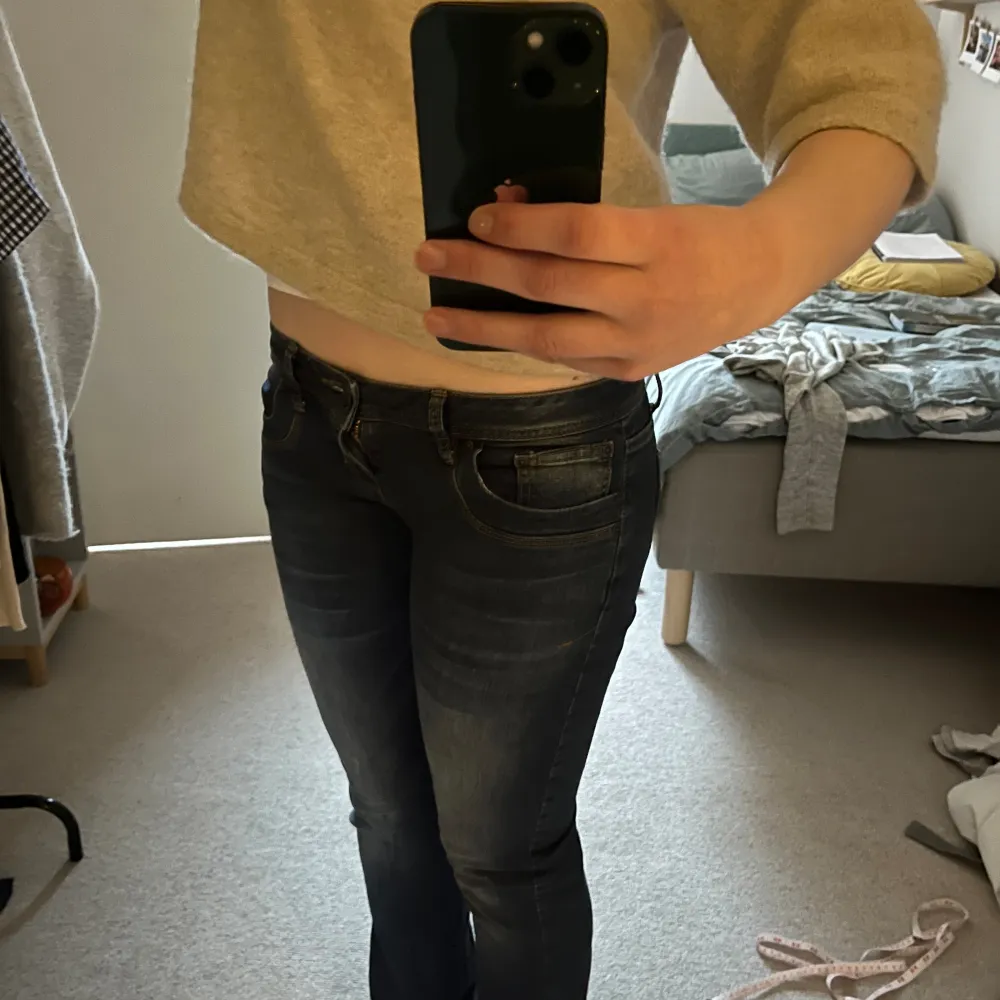 Mörkblåa LTB jeans modell Valerie. Lågmidjade och bootcut. Strl 27/34 Midjemått: 38cm Innerbenslängd:82cm . Jeans & Byxor.