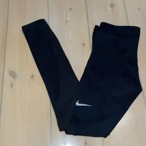 Träningstights från Nike i storlek S. Litet slitage/”hål” vid ena sidan av benet (bild 3) men annars i fint skick! Pris kan diskuteras 