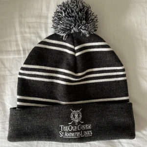 Mössa (golf) - ”St Andrews course St andrews Links”  Mössa från shopen ifrån den äldsta och mest ikoniska golfbanan i världen.  Skick 9.7/10, fin kvalite, nypris 600