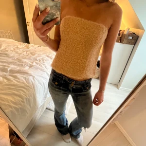 ullig tub-top - en sjukt mysig och fin tubtop i beige. Helt oanvänd och ny med lapp kvar🥰Storlek Xs och har även en dragkedja på sidan så man kan få på sig den! (Liten i strlk)