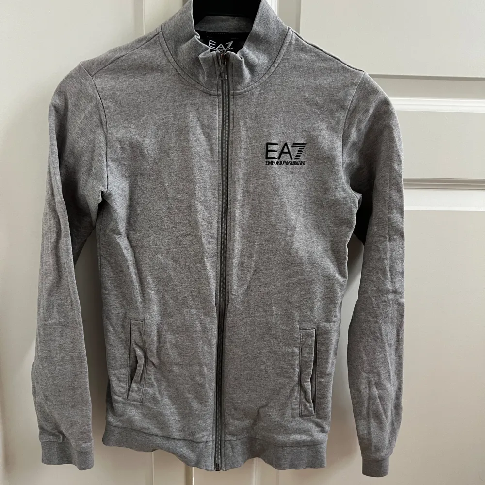 Ea7 track jacket strl xs eller 160. Varan är i bra skick men är använd vilket grundar sig i priset. Hör av er av intresse och är öppen för prisförslag!. Hupparit & Collegepaidat.