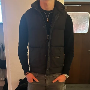 Canada Goose Väst - Säljer nu min Canada Goose Väst då den blivit för liten för mig, storlek XS men passar som S.