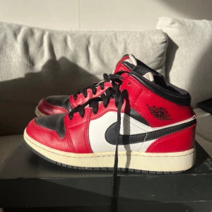Jordans  - Säljer mina fina jordans som jag köpte för lite över 2000 🩷det är i fint skick men ytterst lite creasade!