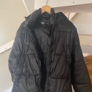 Svart dunjacka - Vinterjacka  Varm Dunjacka Zara Super bra skick