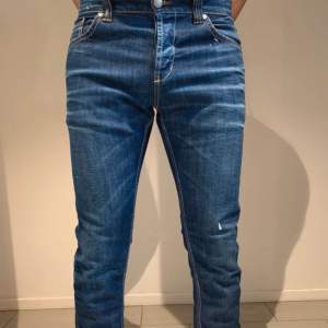 Tja säljer nu dessa Dondup jeans för endast 900kr nypris 2900kr. Modell lucky storlek 34. Modellen på bilden är 185cm kan gå ner lite i pris vid snabb affär.