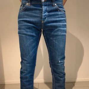 Dondup jeans  - Tja säljer nu dessa Dondup jeans för endast 900kr nypris 2900kr. Modell lucky storlek 34. Modellen på bilden är 185cm kan gå ner lite i pris vid snabb affär.