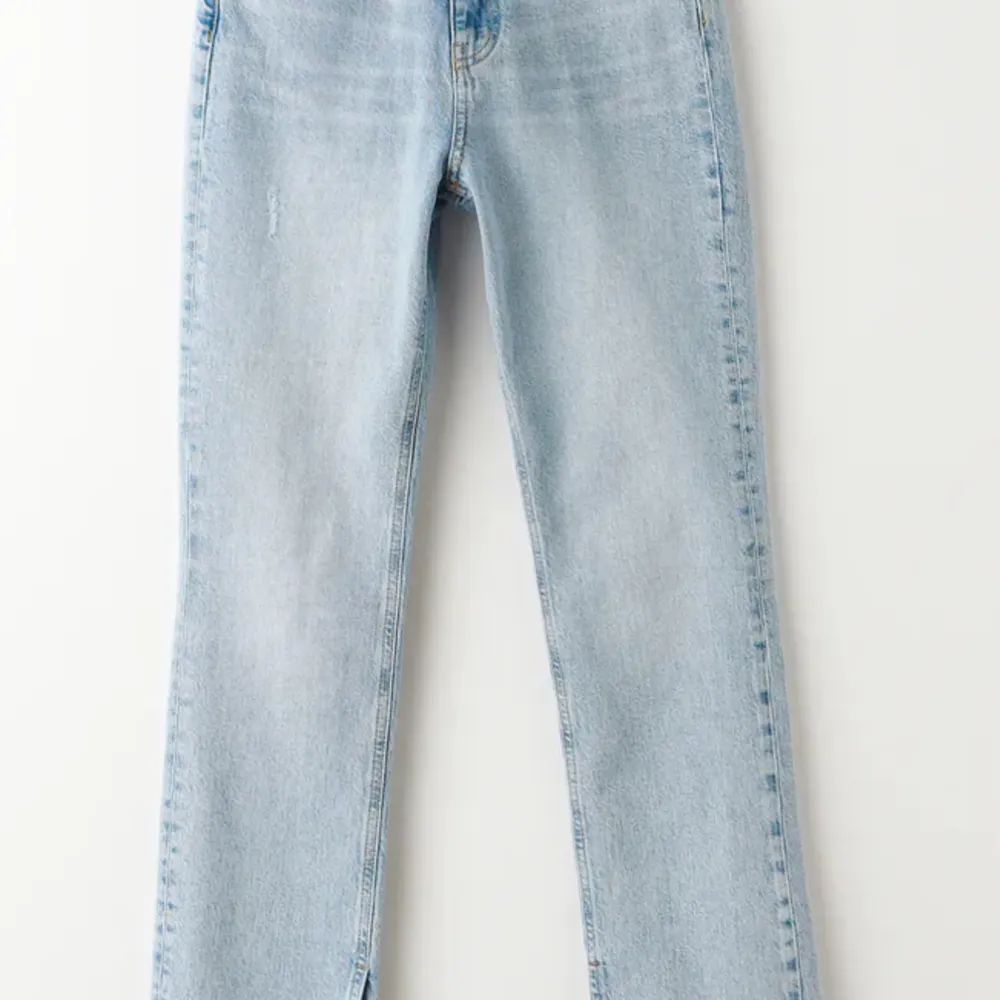Säljer mina blåa high waist jeans med slits från gina tricot. Knappt använda, inget fel alls med jeansen. . Jeans & Byxor.