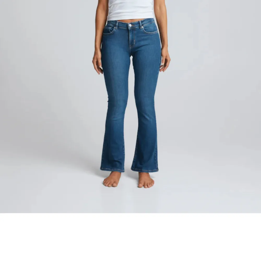 Säljer dessa snygga jeanse då jag köpte fel storlek har använts 3-4 gånger storlek s längd 31 skriv för mer frågor💕. Jeans & Byxor.