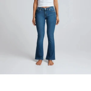 Låg midjade jeans - Säljer dessa snygga jeanse då jag köpte fel storlek har använts 3-4 gånger storlek s längd 31 skriv för mer frågor💕