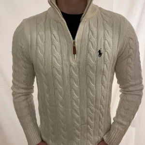 Ralph Lauren kabelstickad zip - Säljer nu min Kabelstickade zip-tröja från Ralph Lauren. Tröjan är endast använd några enstaka gånger så den är i så gott som nyskick! Nypris ca:2000kr. Kan självklart skicka fler bilder på tröjan vid behov🤗Passar både storlek M och L😁 