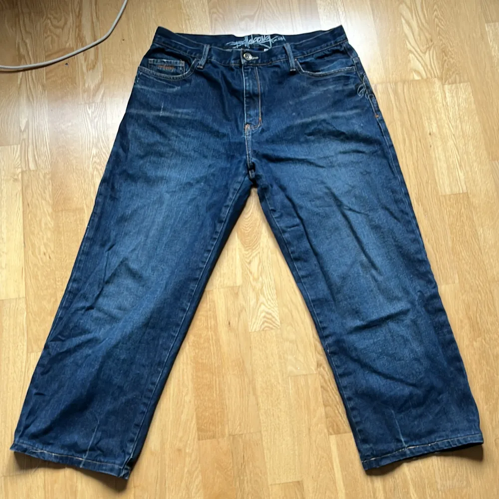 Snygga jeans med text på baksidan. Sitter bra men är lite korta för mig (163). Byxorna är lite stora i midjan men det står storlek 34 på dem. . Jeans & Byxor.