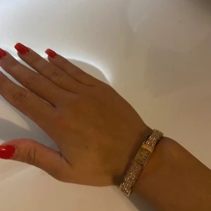 Michael kors armband - Använd ett par gånger, det saknas 3 diamanter på ena sidan🤍🤍