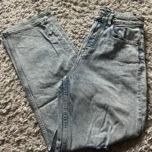 Ljusblå raka jeans från H&M i storlek 36 med hål och slitningar vid knäna, knappt använda och i nyskick! 