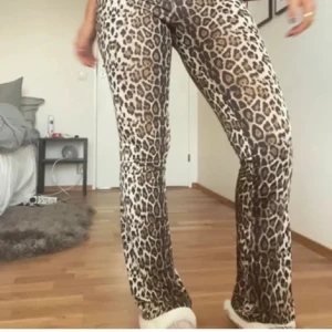 Leopard byxor  - Leopard byxor köpta här på Plick men tyvärr inte passa mig(lånade bilder)💞