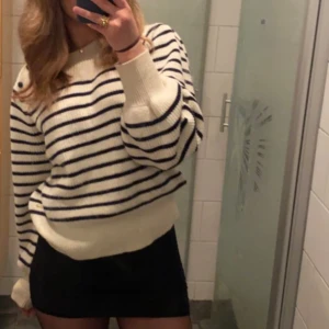 Stickad tröja - Så fin! Använd en del så lite sliten🫶🏼🤍