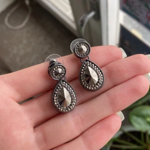 Örhängen svarta - Svarta örhängen. Smått slitna. 