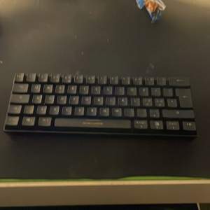 De är ett 60% tangentbord för gaming, RGB tangentbord är i jättebra skick köpte för några månader sen ny pris 500.