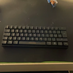 Gaming tangentbord - De är ett 60% tangentbord för gaming, RGB tangentbord är i jättebra skick köpte för några månader sen ny pris 500.