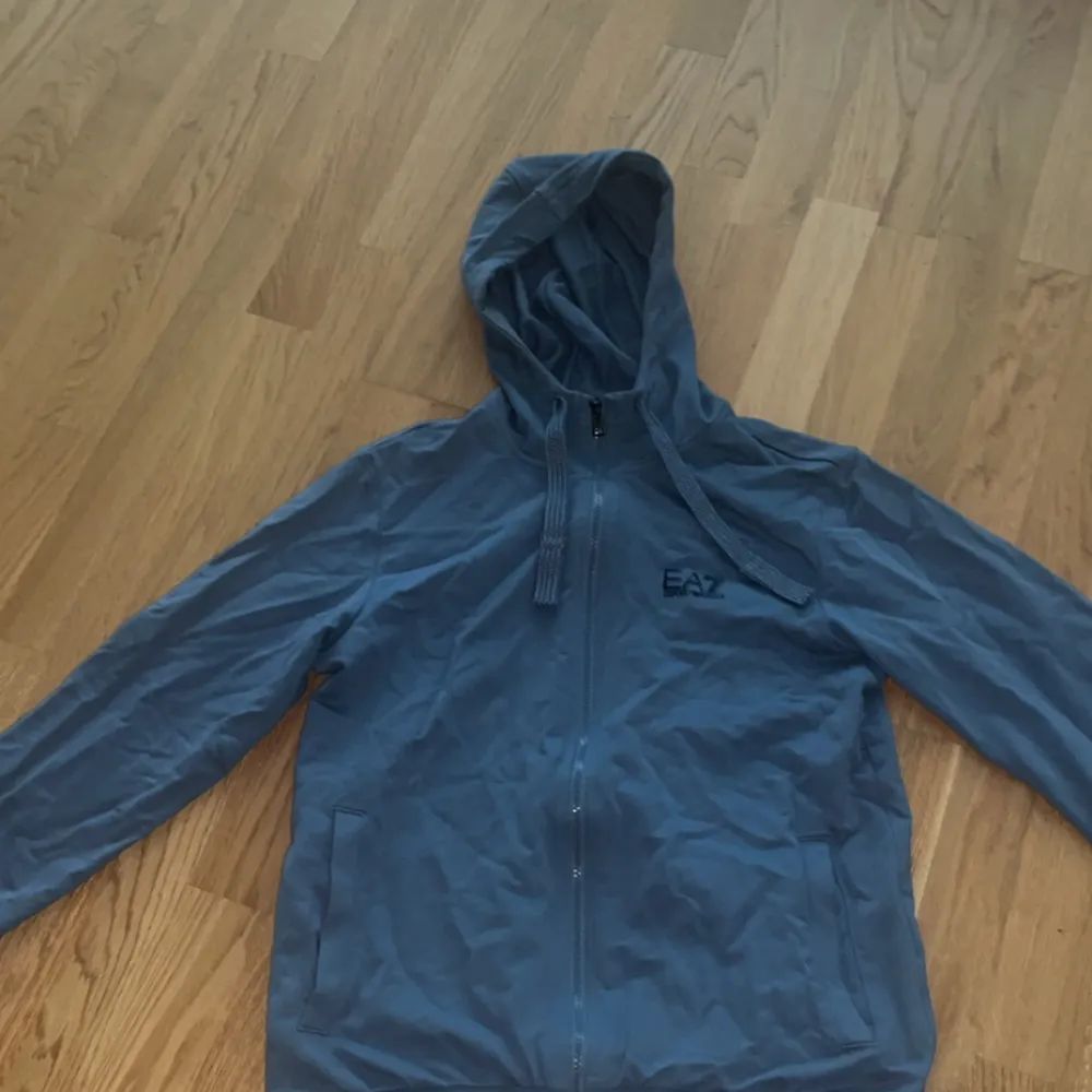 armani hel zip up, använt den 3 gånger helt ny nästan . Hoodies.