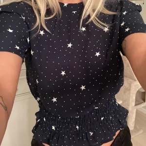 Mörkblå topp med stjärnor  - Superfin topp från Gina tricot, knappt använd. 