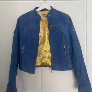 En mocka jacka, äkta skinn från Mission i en blå färg med guld detaljer i storlek S🌟