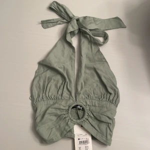 Sommar topp  - Super snygg grön sommartopp från bikbok som aldrig kom till användning. Prislappen kvar