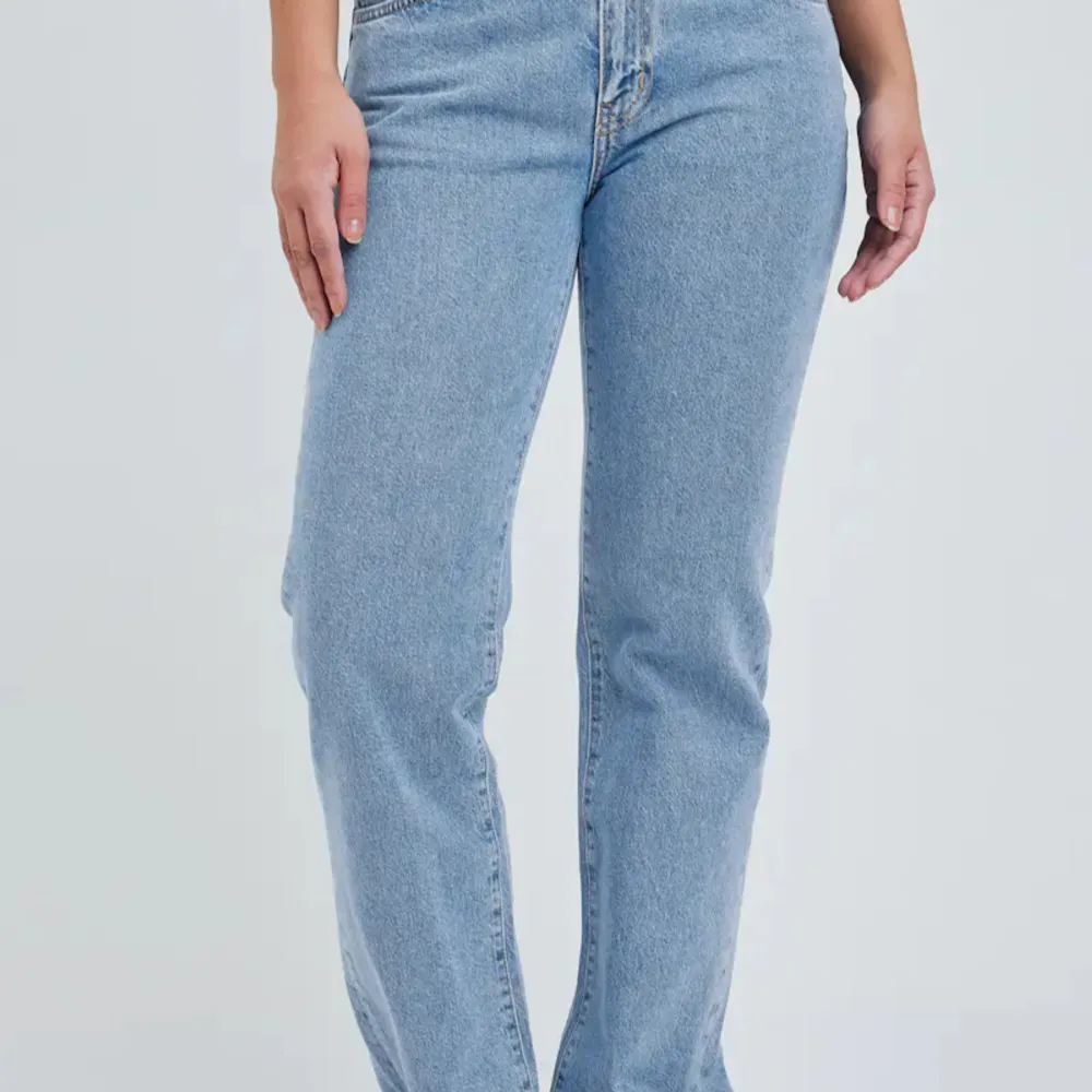 Säljer dessa fina jeans från bikbok❣️. Jeans & Byxor.