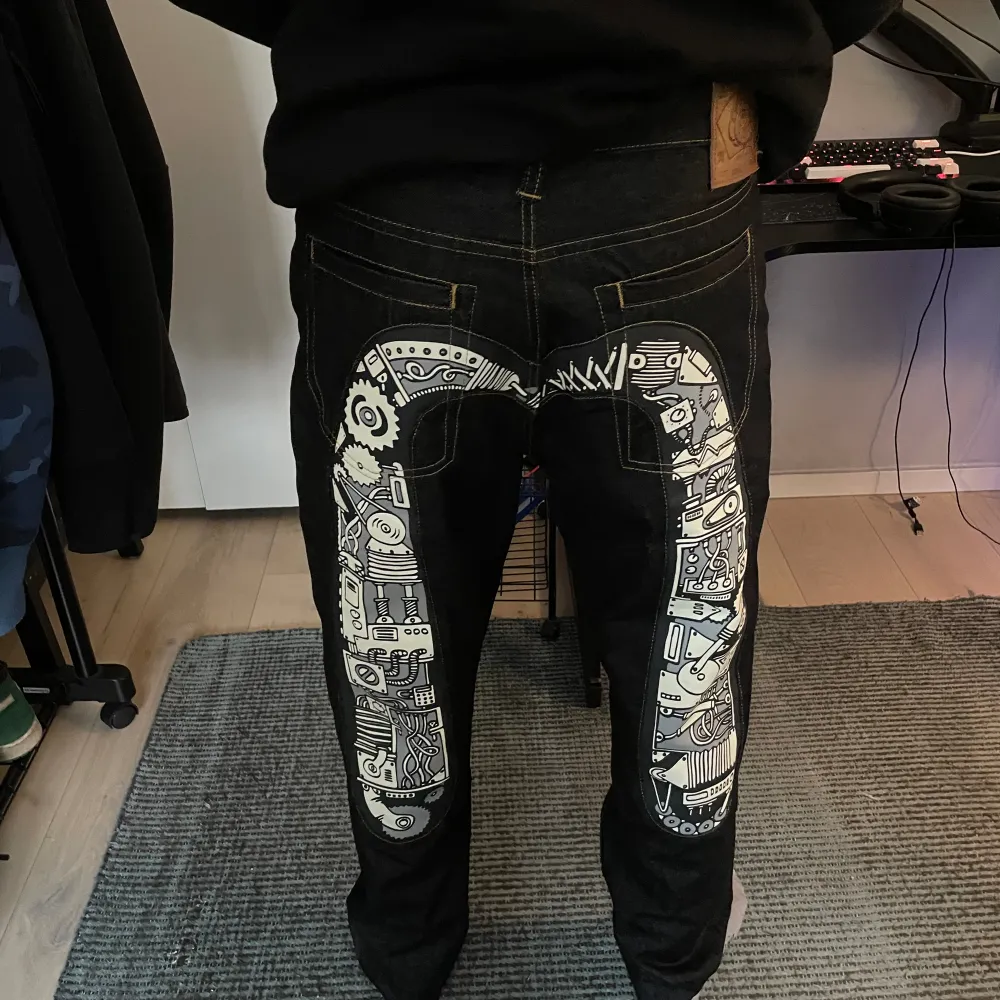 Evisu jeans (fake) sitter bra 33x34 perfekt om man gillat evisu men inte har råd med äkta. Jeans & Byxor.