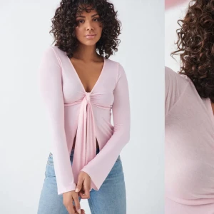 Designed by si dupe från Gina tricot  - Toppen är i storlek M men sitter som en S. Den är i en jätte skön material och är väldigt snygg. Köpte den nyligen har haft  den på mig en gång. Nypriss 300