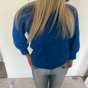 Stickad tröja - Stickad tröja från Vera Moda med kortare ärmar. Använd fåtal gånger.