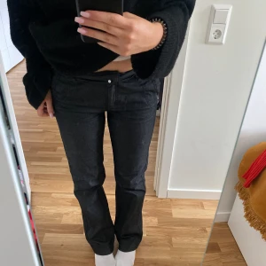 Lågmidjade kostymbyxor  - Säljer dessa lågmidjade kostymbyxor, de är knappt använda och i väldigt bra skick! Byxorna är högmidjade/midwaist men går att vika ned väldigt enkelt💕