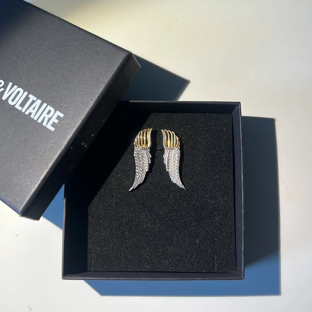 Zadig & Voltaire ”embellished wing earrings” i nyskick, säljer då dem inte kommer till någon användning. Inga defekter och lådan medför. Nypris för dem är 1095 kr på Farfetch. Köp gärna via ”köp nu” funktionen 😊. Accessoarer.